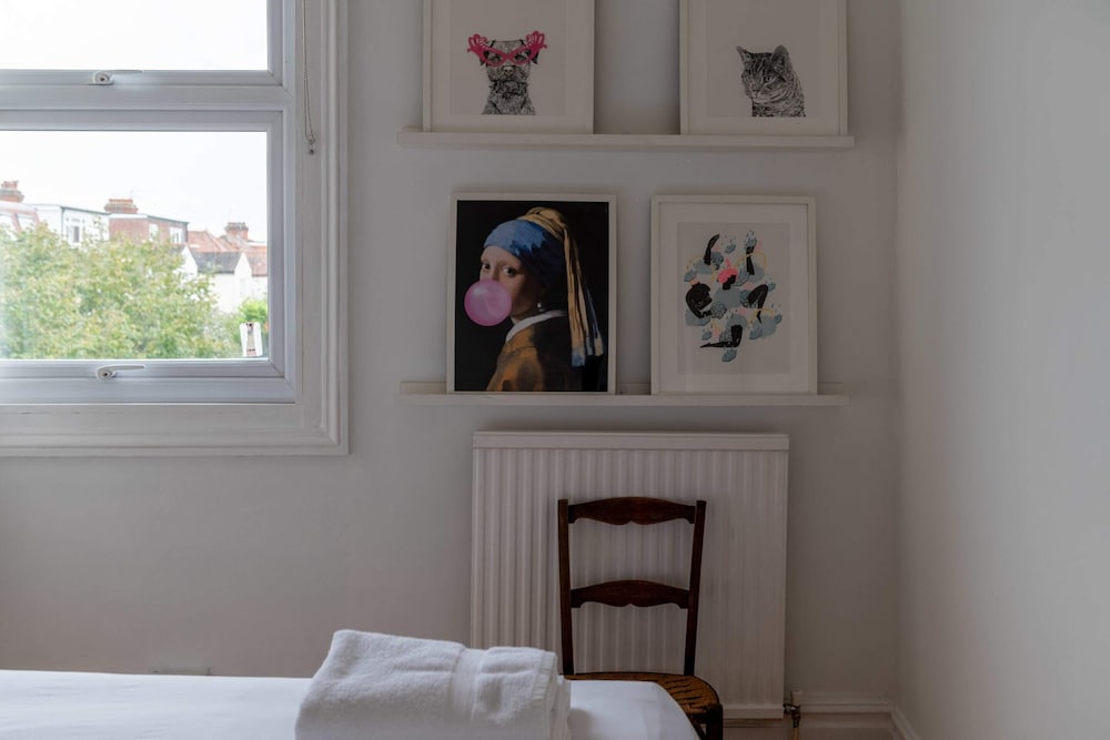 Фото Beautiful Three Bed Abode Near Dollis Hill