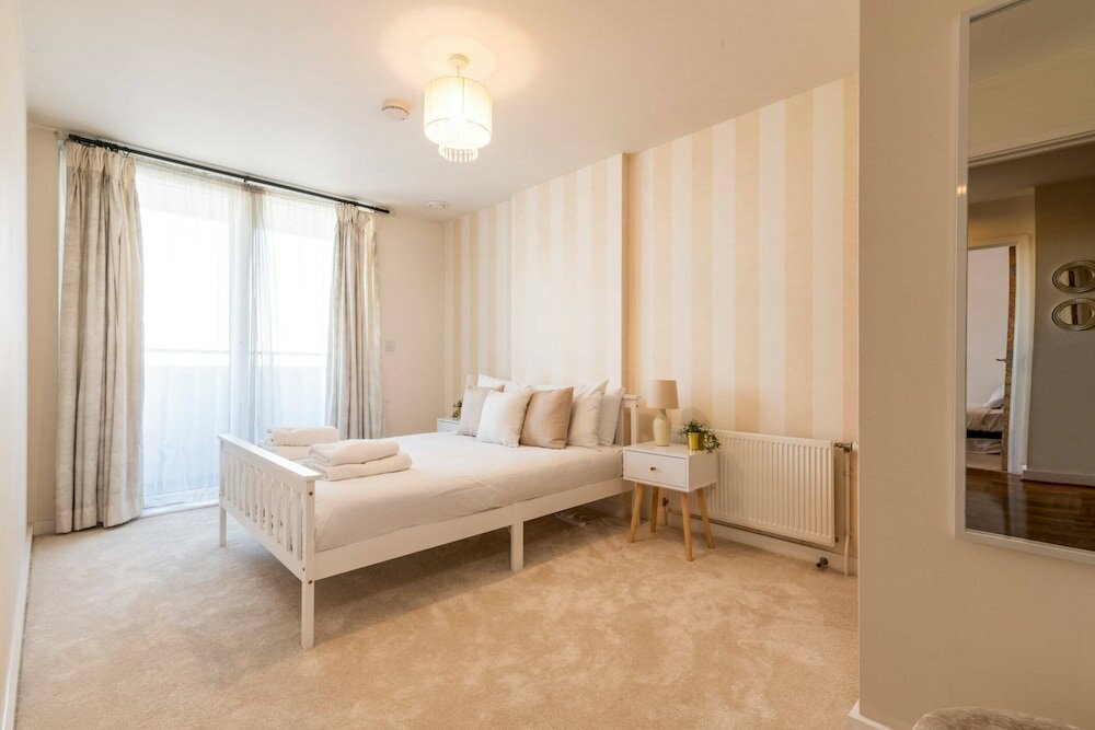 Фото Swanky Stratford Duplex Apartment