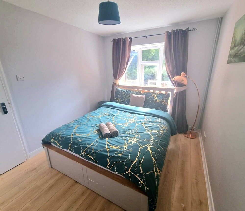 Фото London Home with Beautiful Greenery