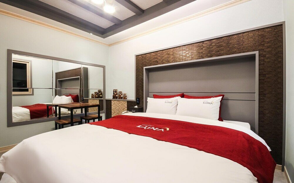 Фото Yeosu Luna Hotel