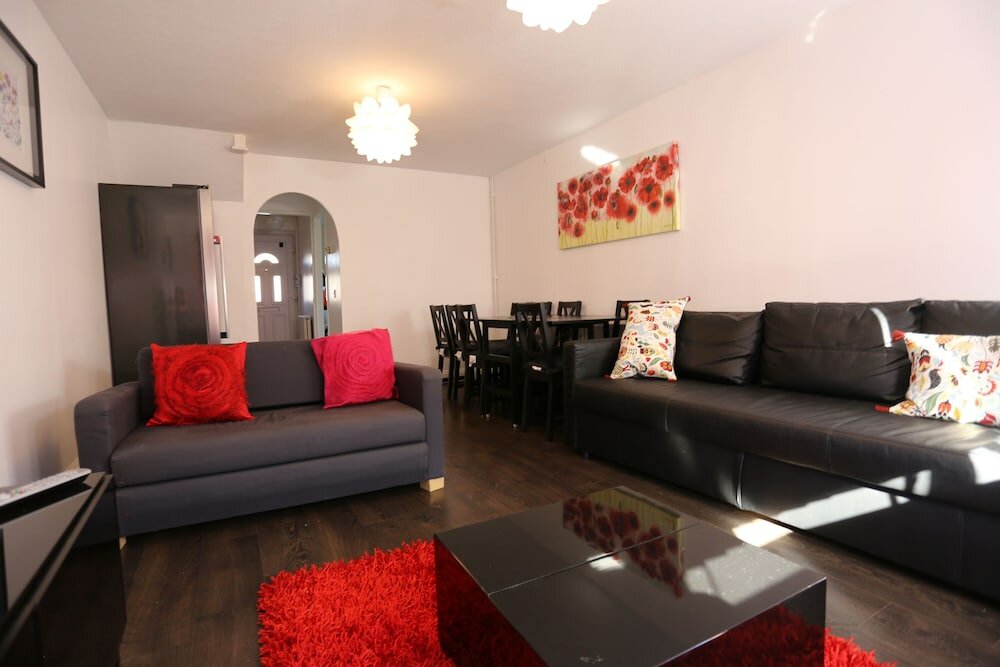 Фото Beautiful 3 Beds House - Thamesmead