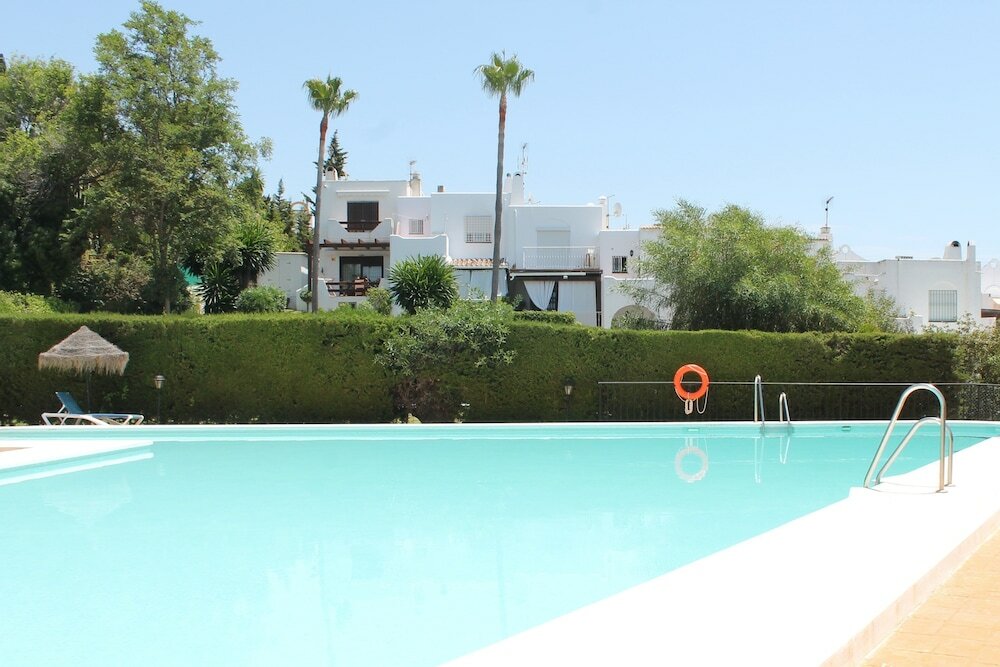 Фото Rootop Villa - Chalet EN Cabo Pino con vistas al mar, jardines y piscina