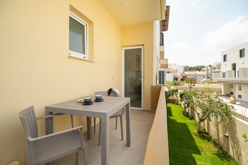 Фото Manos Beachside Apartments