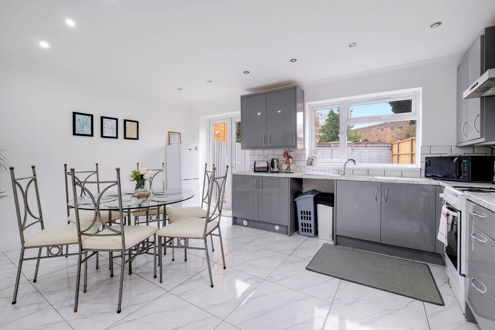 Фото 3 Bedroom House with Parking in Windsor