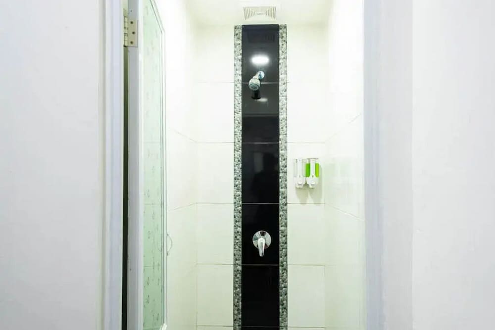Фото RedDoorz Hostel near Taman Puring