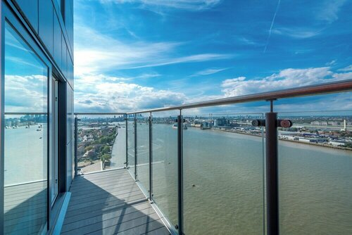 Гостиница Skyvillion - Woolwich 2-Bed Apartments в Лондоне