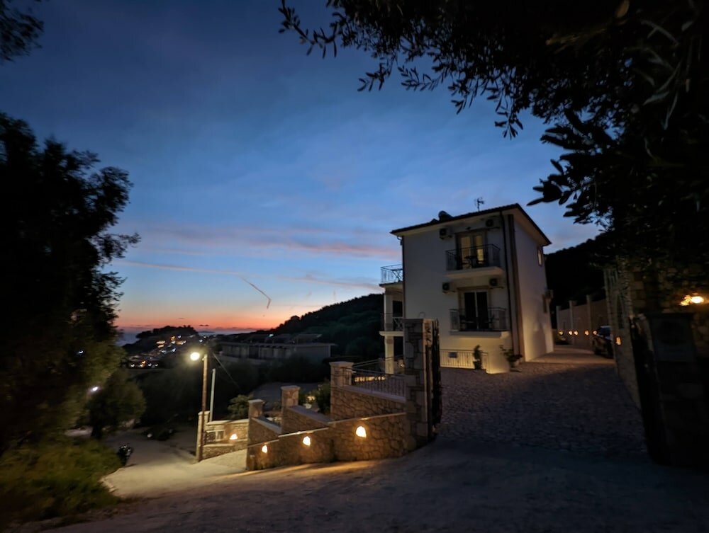 Фото Natura Luxury Suites Parga