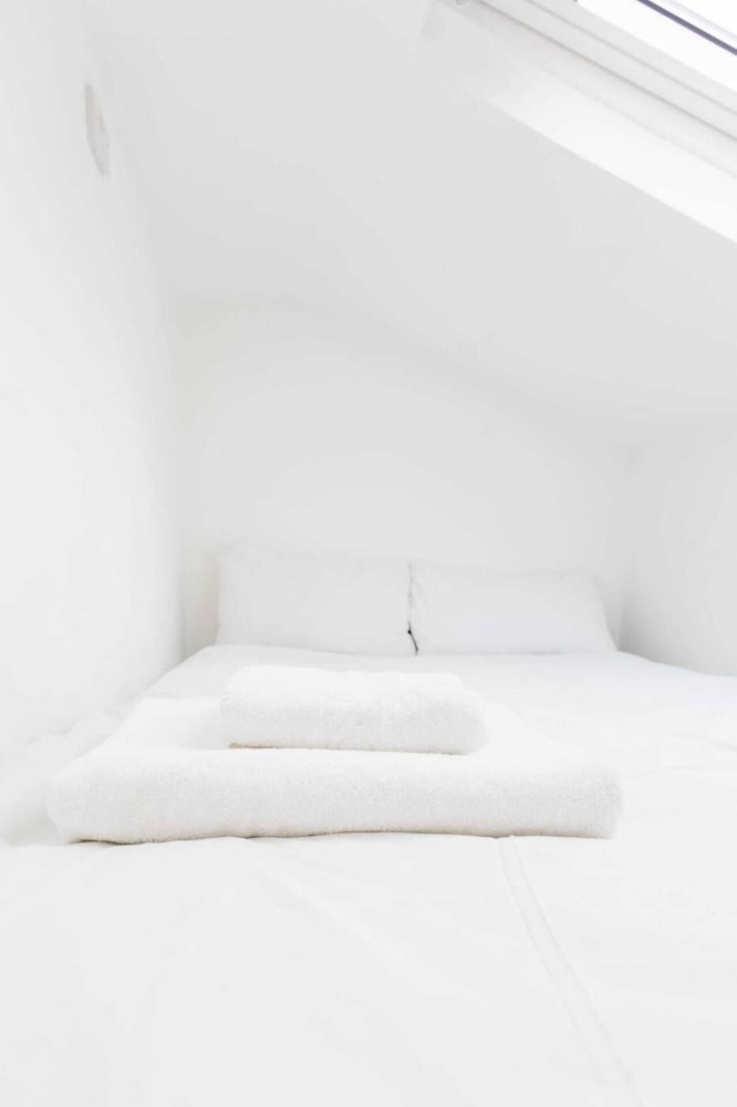 Фото Contemporary 2 Bedroom Apartment on Columbia Road