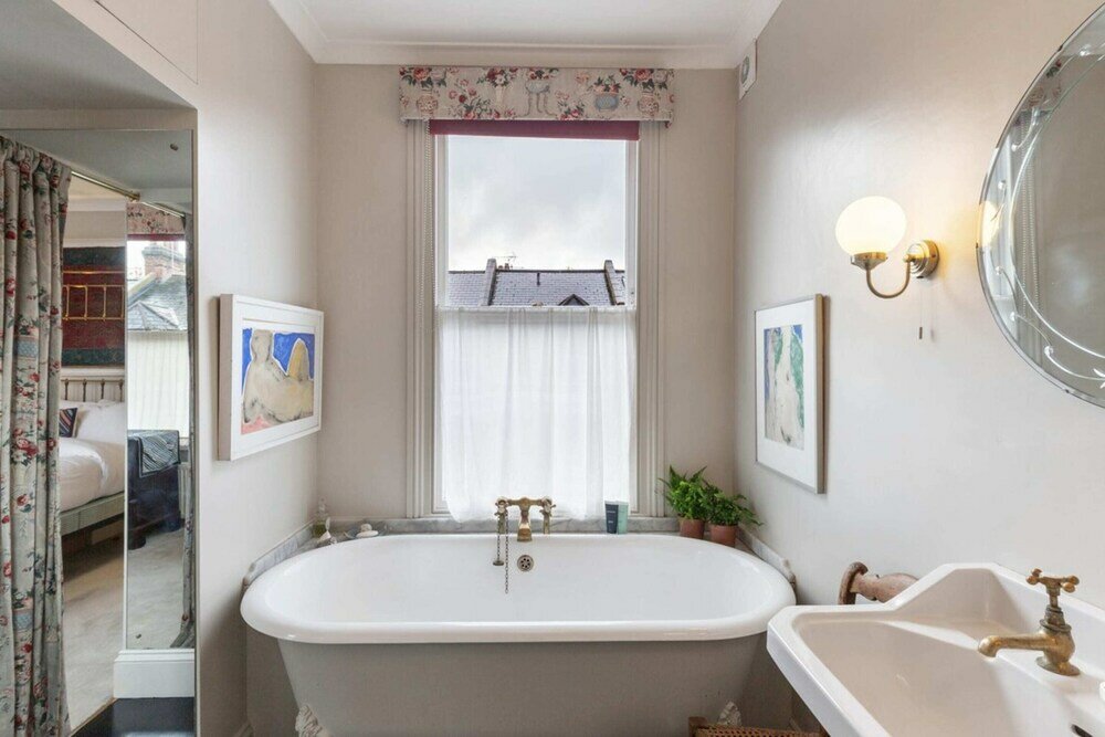 Фото Lovely 4 Bedroom House near Portobello