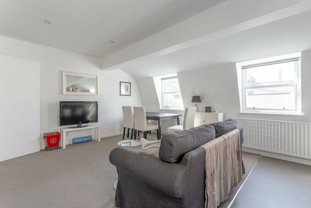 Фото Bright & Airy 1 Bedroom Apartment in Central London