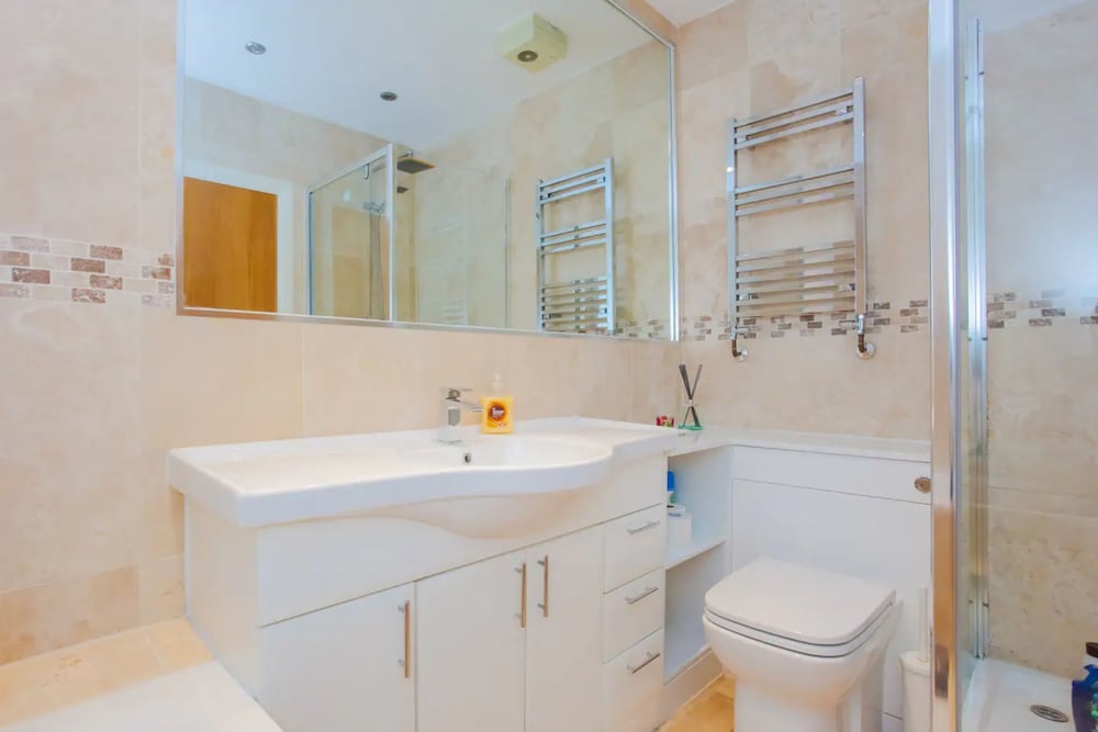 Фото Bright 2 Bedroom Apartment in Islington