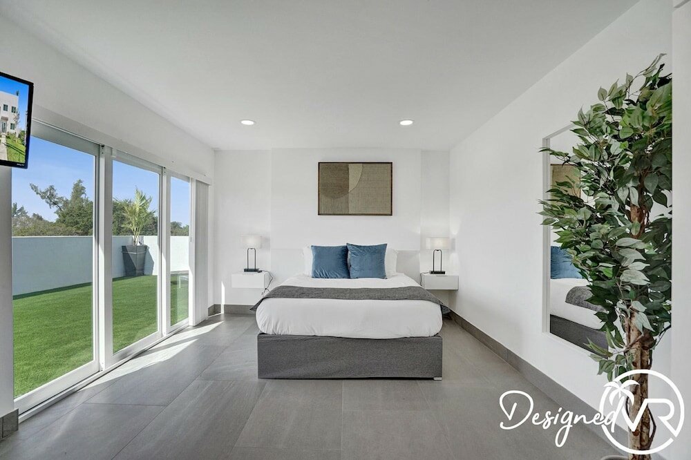 Фото 3-storey Home with Beautiful Lake View