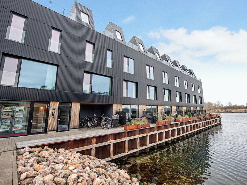 Гостиница Sanders Pier - Cozy 4-bdr Townhouse w Terrace