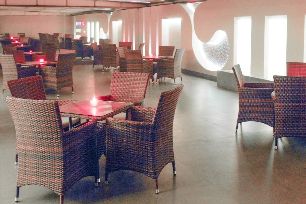 Фото Capital O 45587 The Roa Hotel