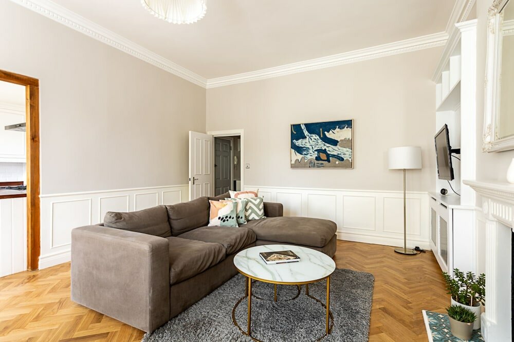 Фото Newly Renovated Two Bedroom Kensington Flat