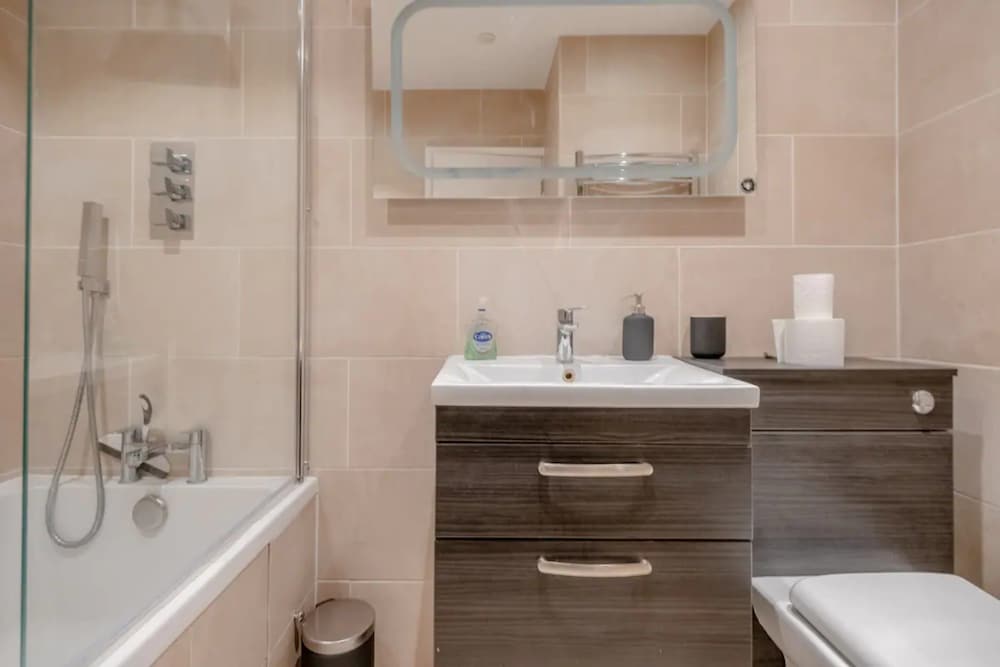 Фото Lovely 2 Bedroom Apartment With Great Transport Links