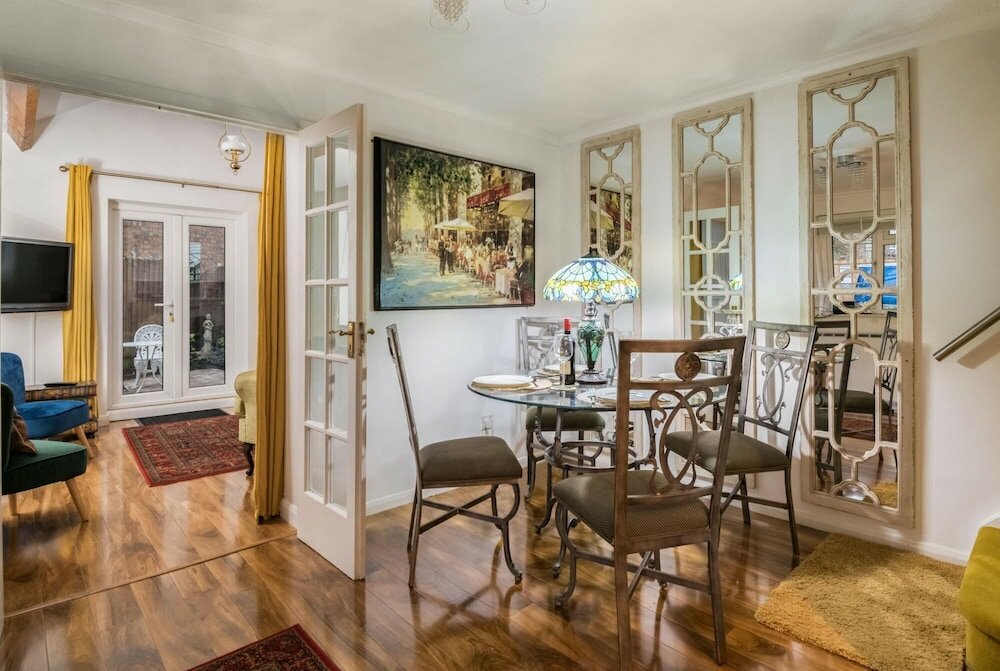 Фото Exclusive Home in Acton by Underthedoormat