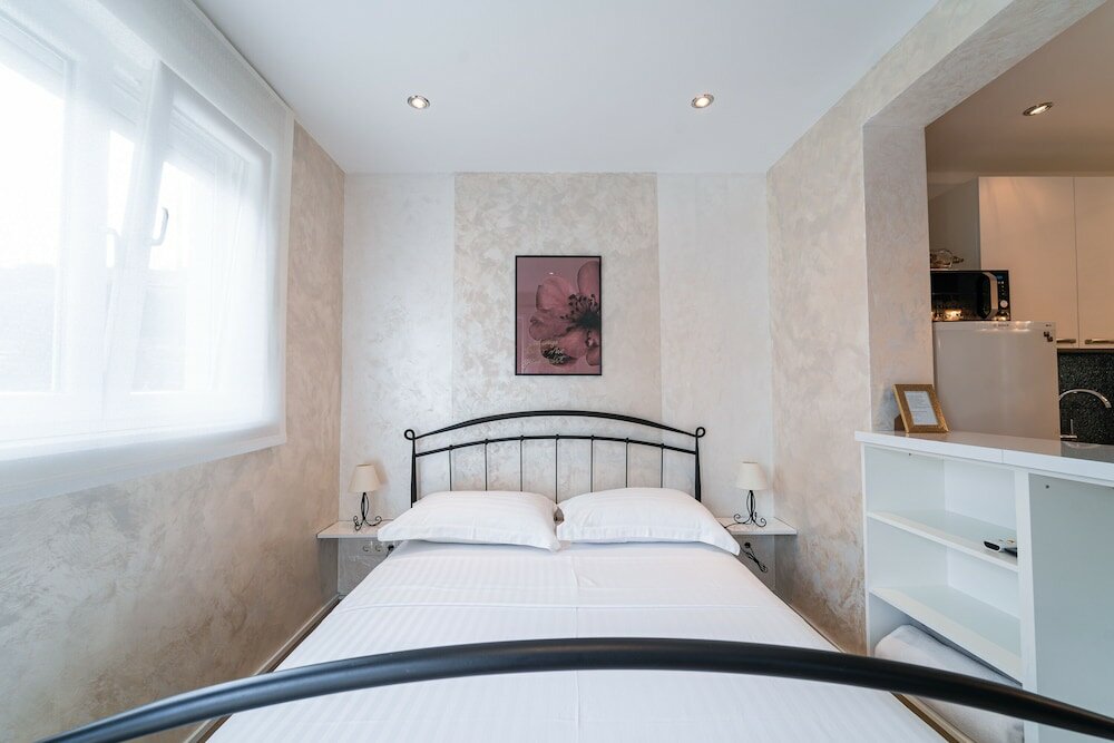 Фото Studio Apartment with garden