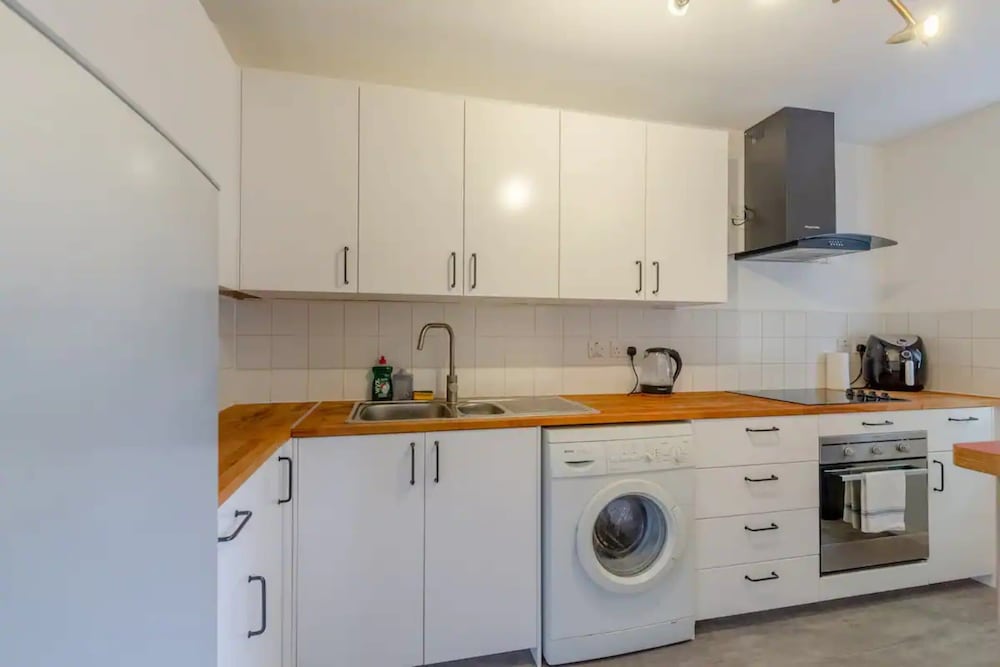 Фото Spacious 1 Bed Apartment Near Shoreditch Park