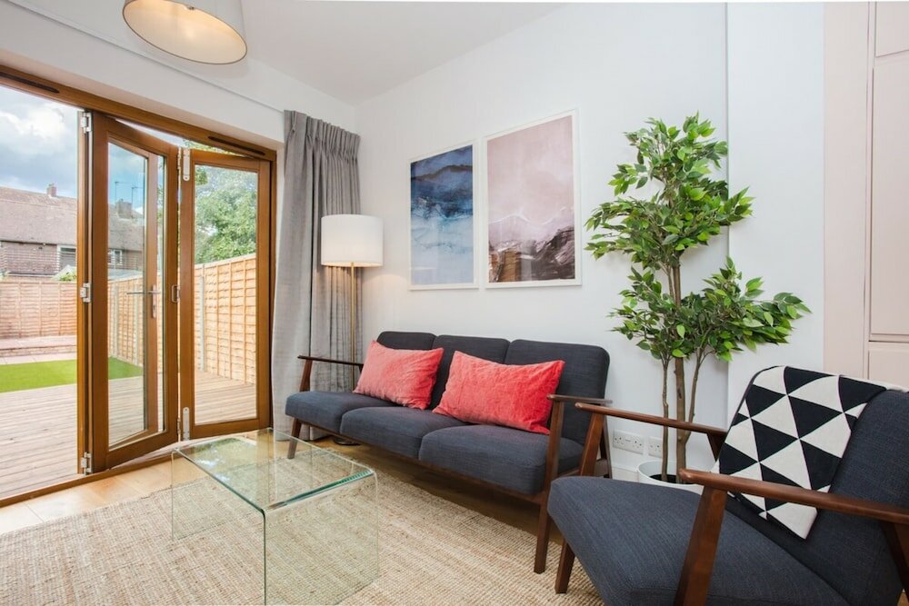 Фото Stylish & Modern 3 Bed Flat in Nw London With Garden