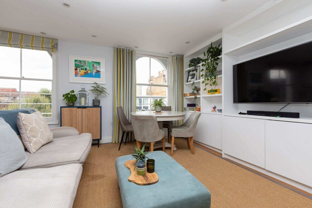 Фото Spacious 3 Bedroom in Notting Hill With Balcony