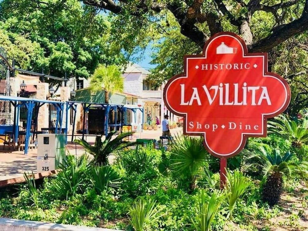 Фото Brand New Large Impressive House Near Downtown!