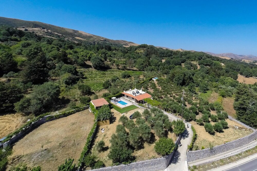 Фото Gorgeous Villa With Pool & Gardens