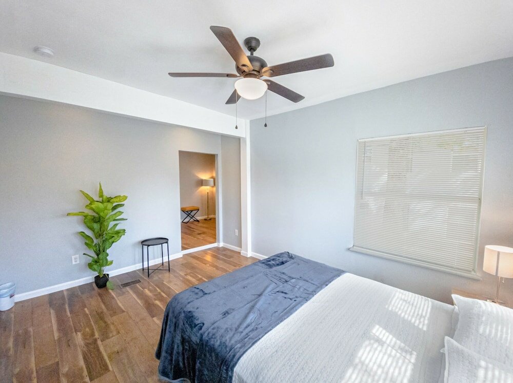 Фото Magnificent Large Home Near Downtown