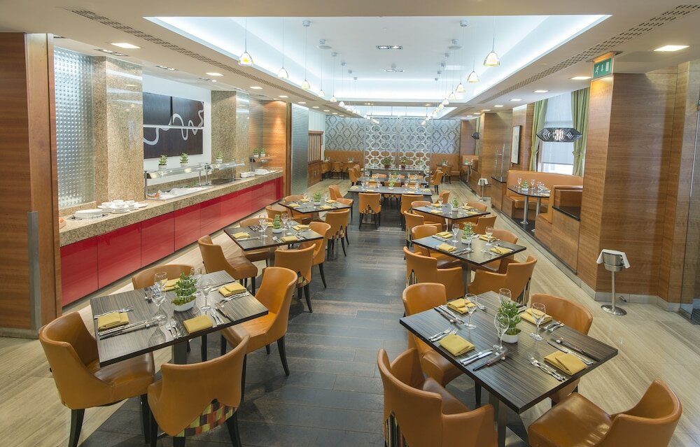 Фото DoubleTree by Hilton London Kensington