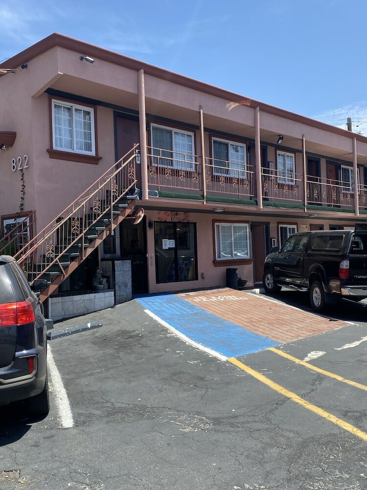 Фото Super 8 by Wyndham Oceanside Downtown