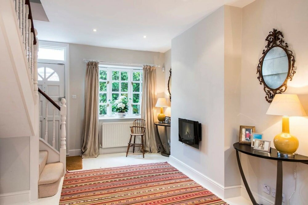 Фото Delightful 2-bed Home, Fulham