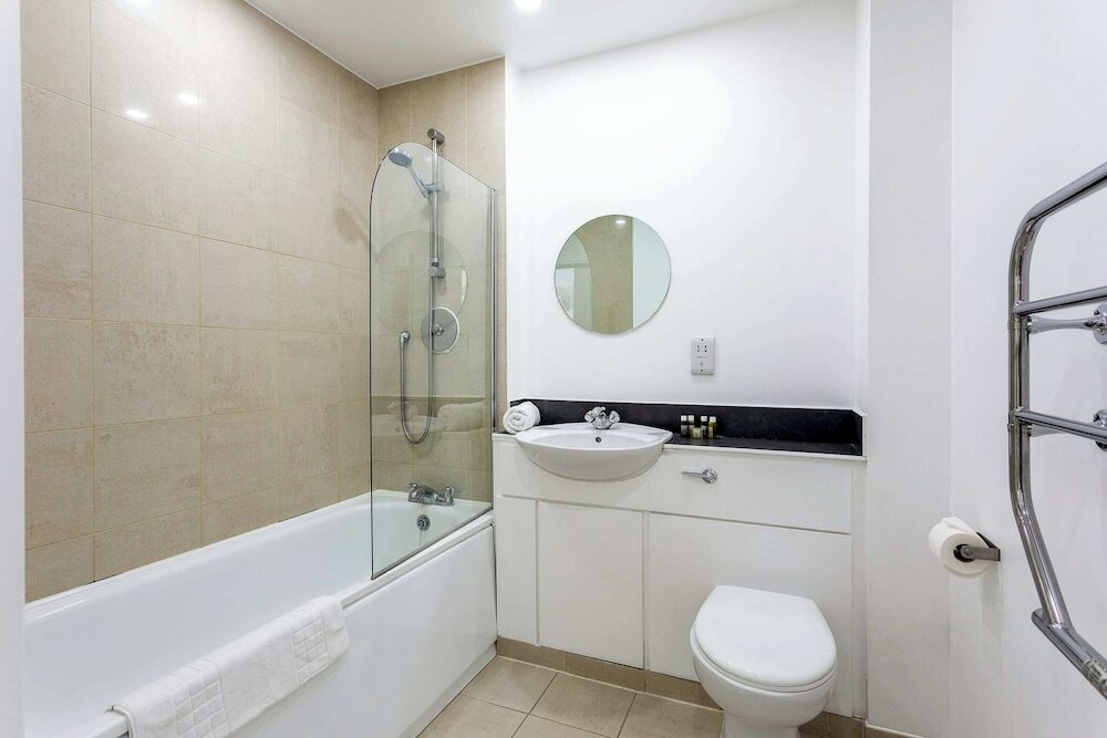 Фото Modern Tower Hill Penthouse