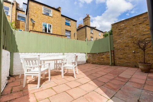 Eclectic 2 Bedroom Victorian era Apartment in Oval