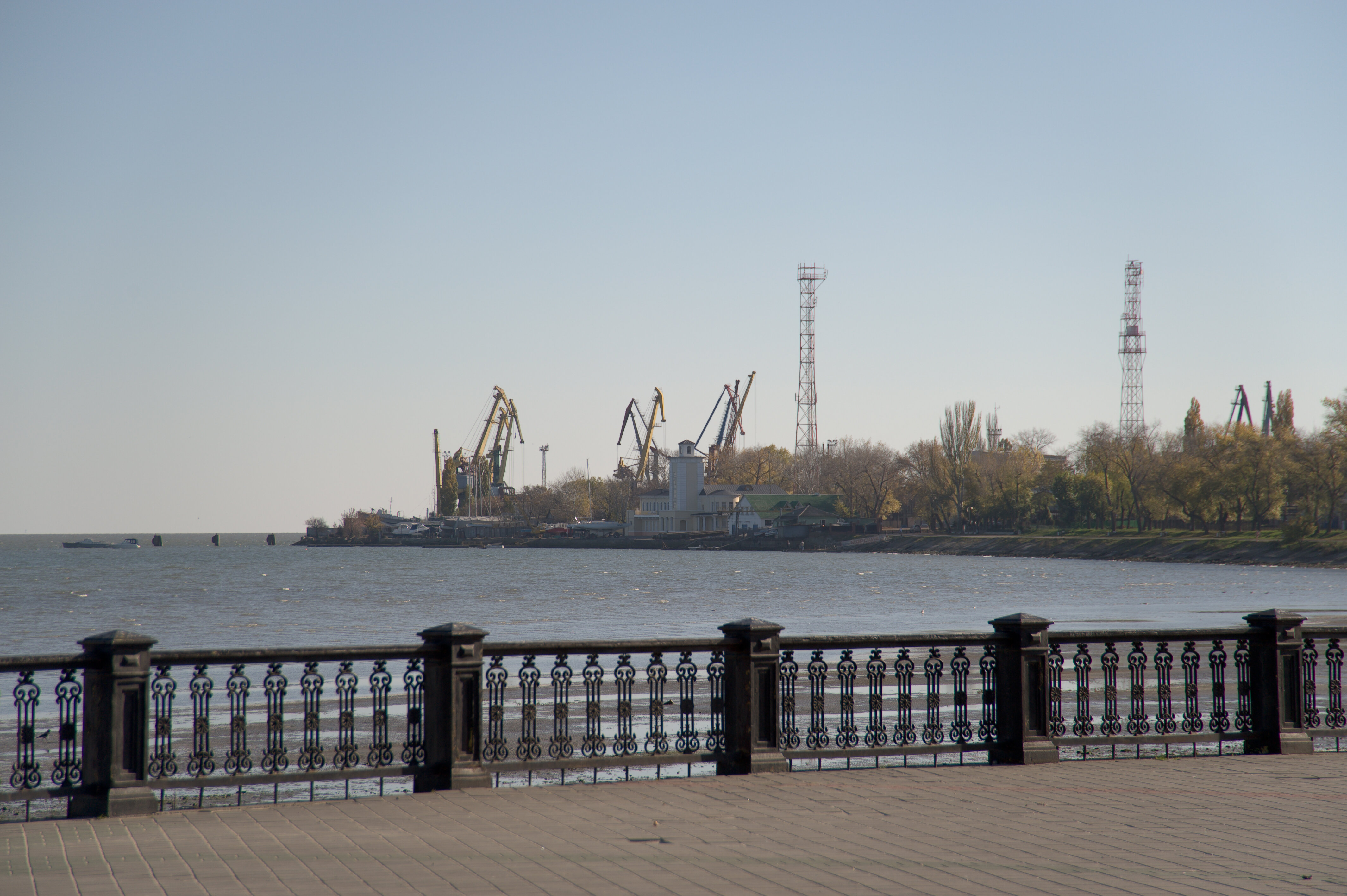 Массированная атака БПЛА в Таганроге привела к пожару в порту