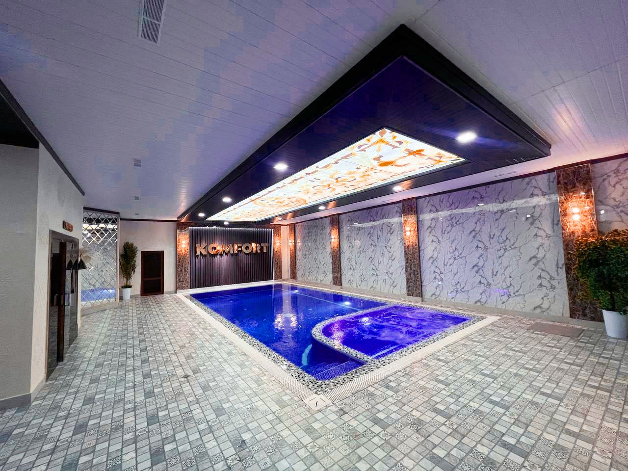 Qiz boshqa qizning suratini yalaydi