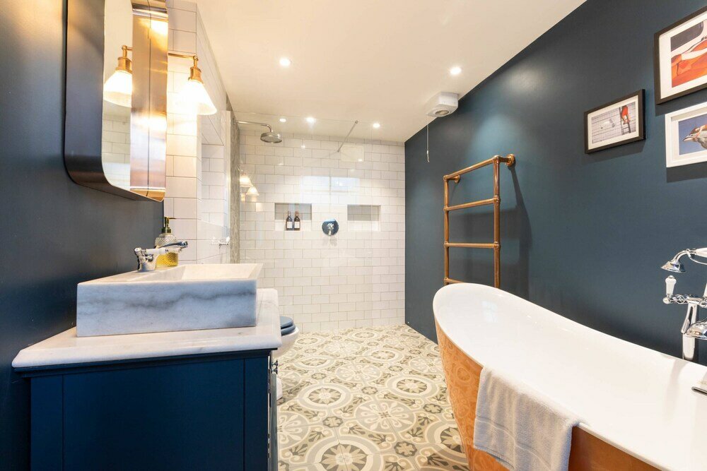 Фото Stylish 2 Bedroom Converted Victorian Storefront