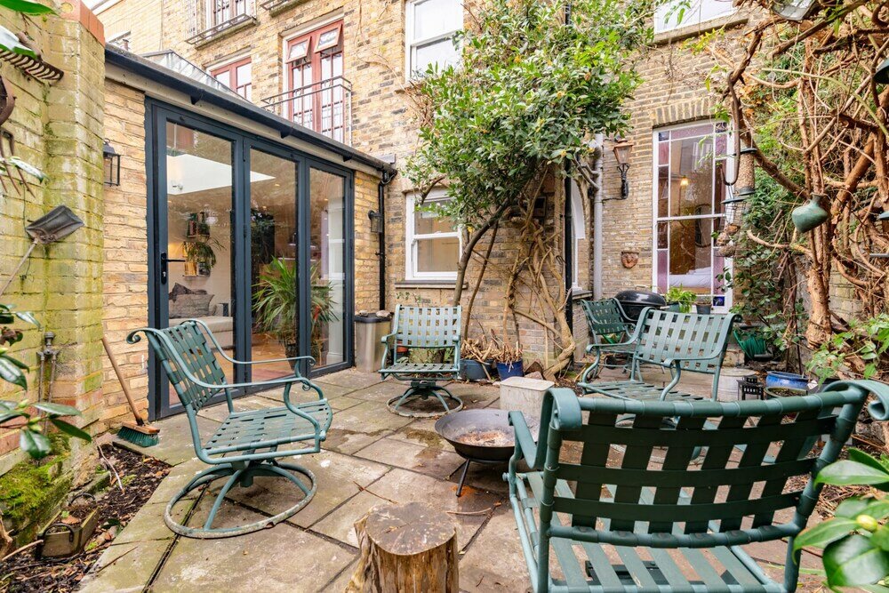 Фото Beautiful Two Bed Abode In South West London