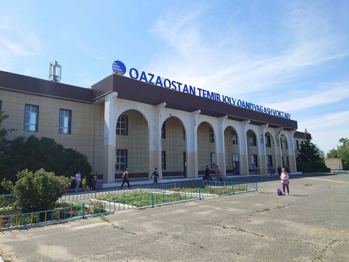 Көйлектегі шашақты моншақтар