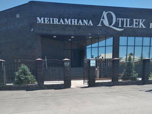 Төменгі фотодағы әйелдер