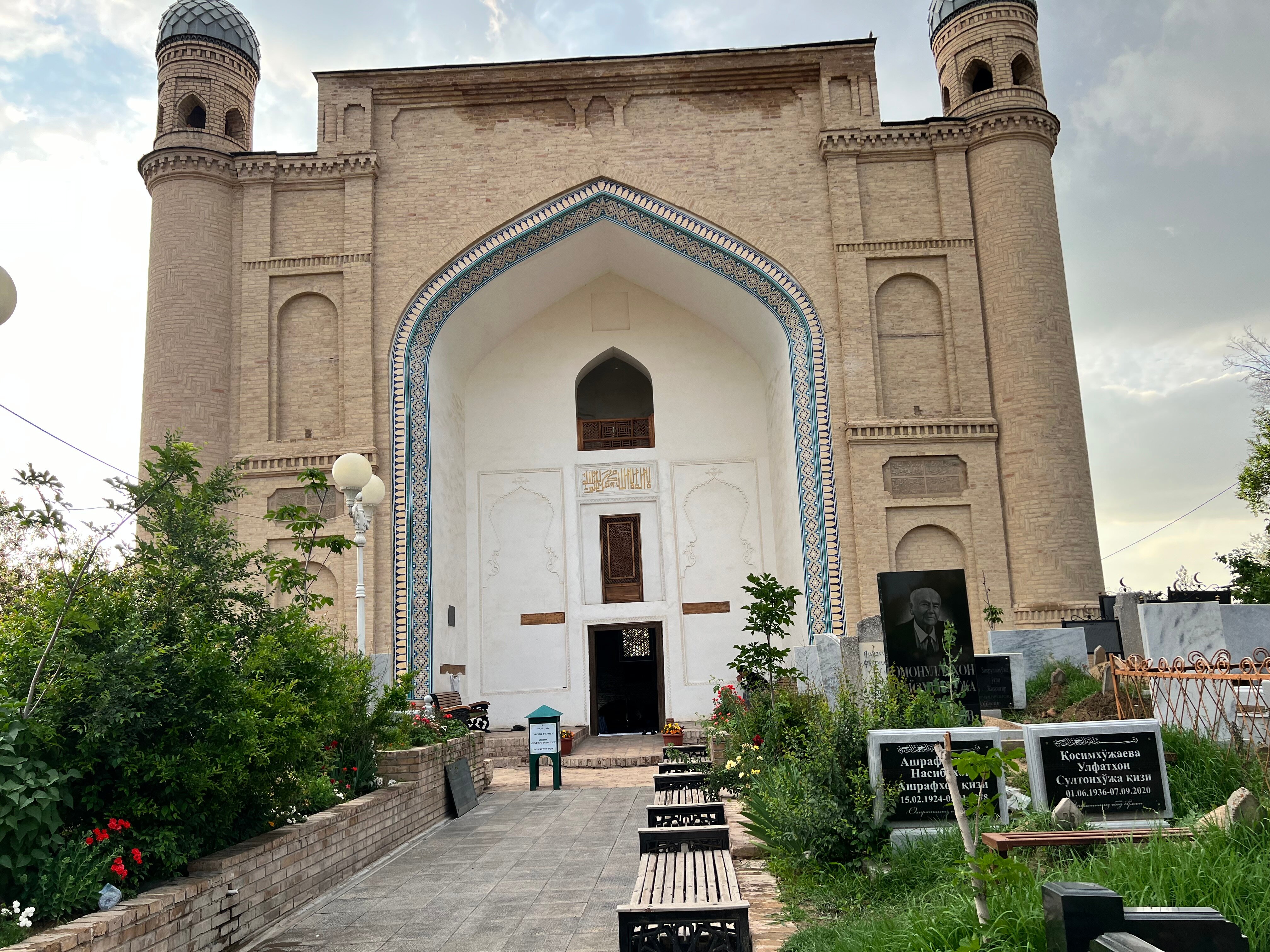 Porno qizlar bir yigitga boysunadi