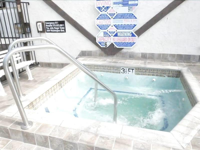 Фото Jolly Roger Hotel