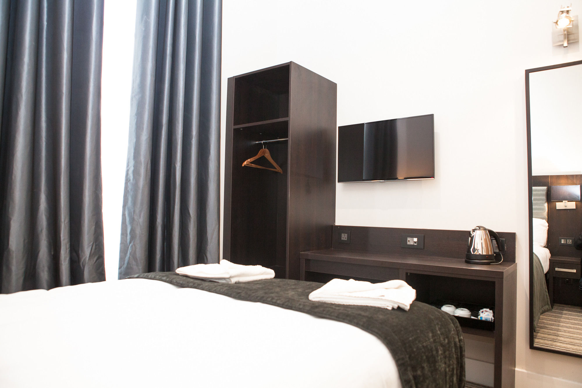 Фото The Tudor Inn Hotel