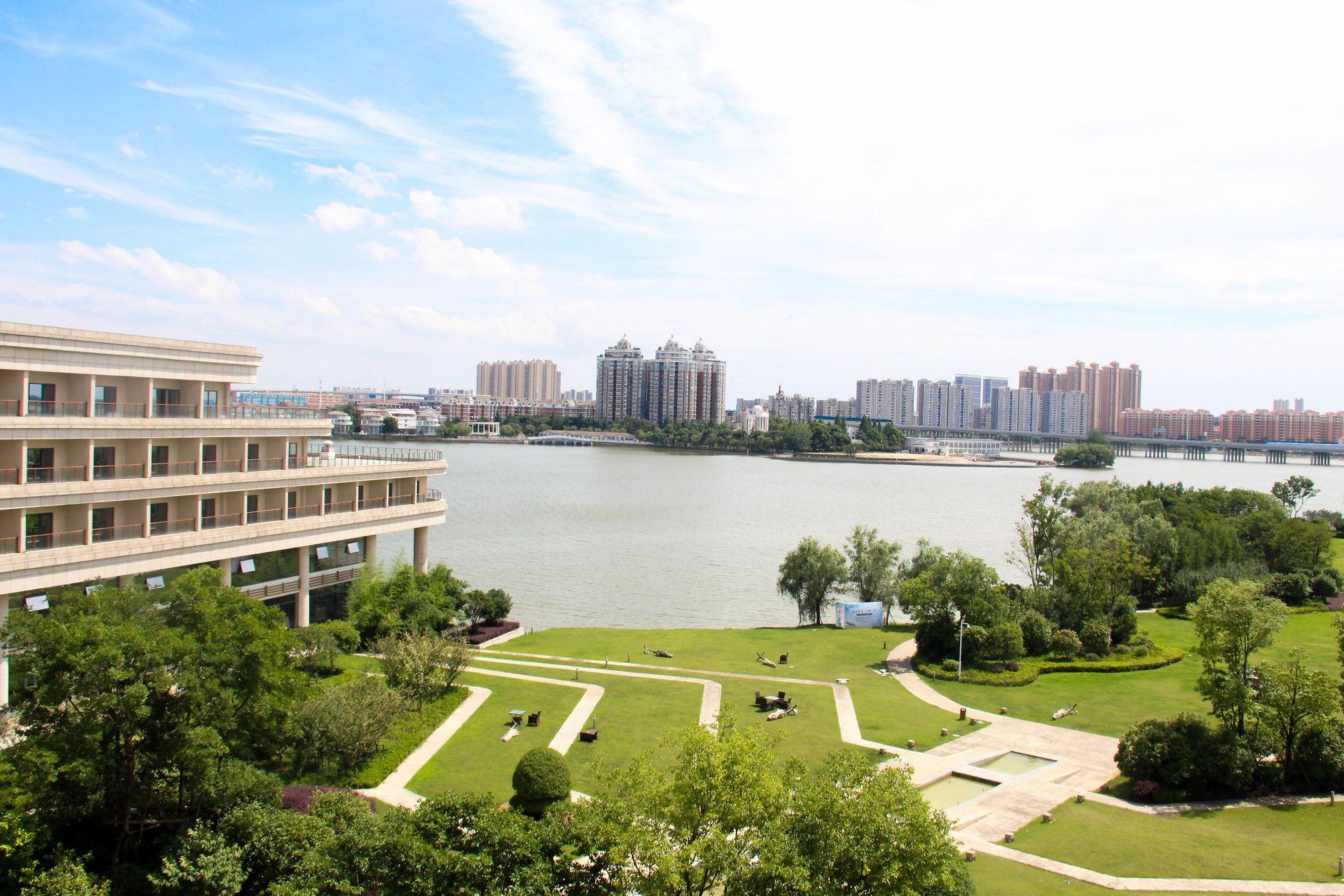 Фото Wuhan Liantou Penisula Hotel & Resort