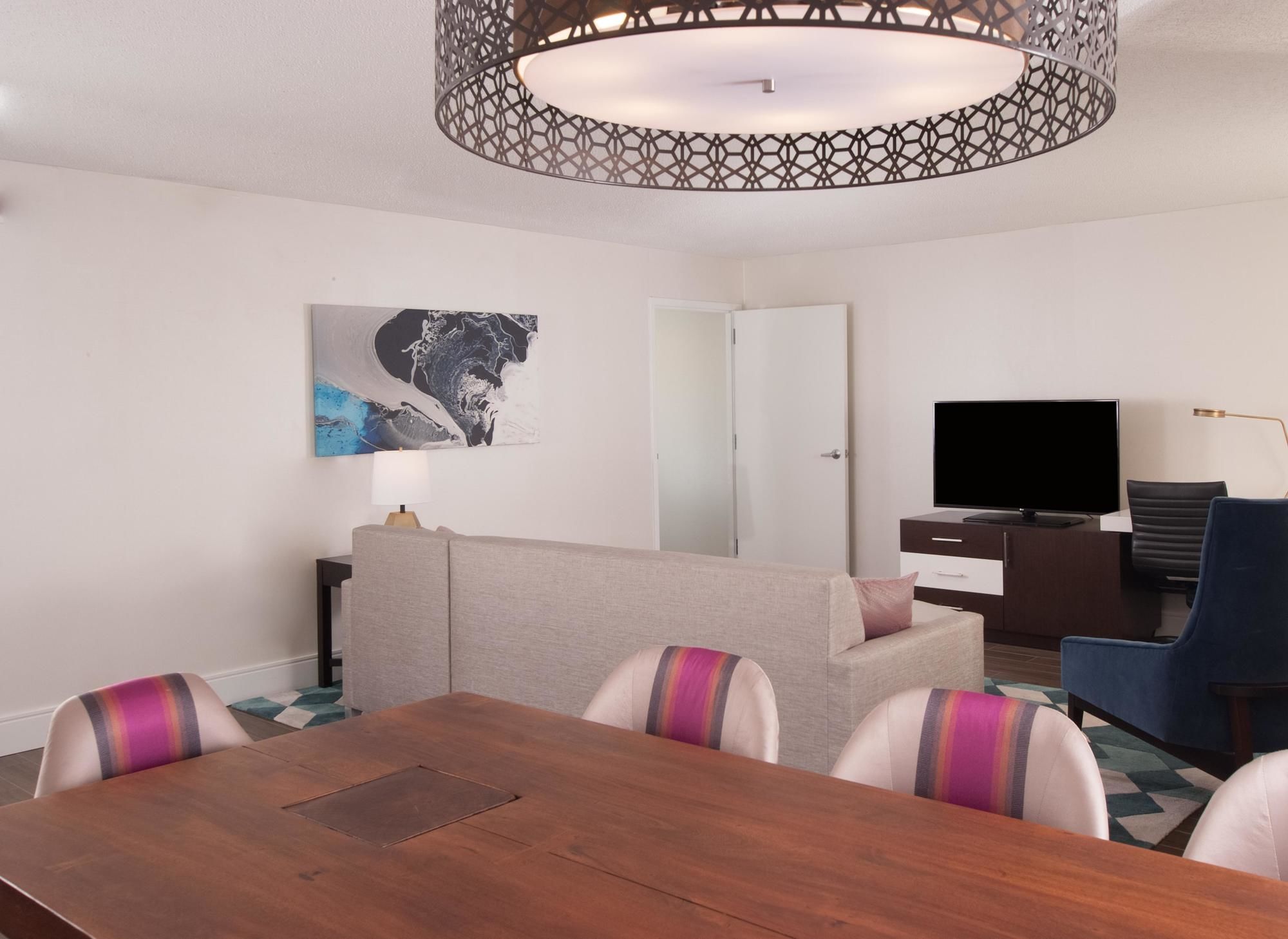 Фото Embassy Suites Raleigh-Crabtree