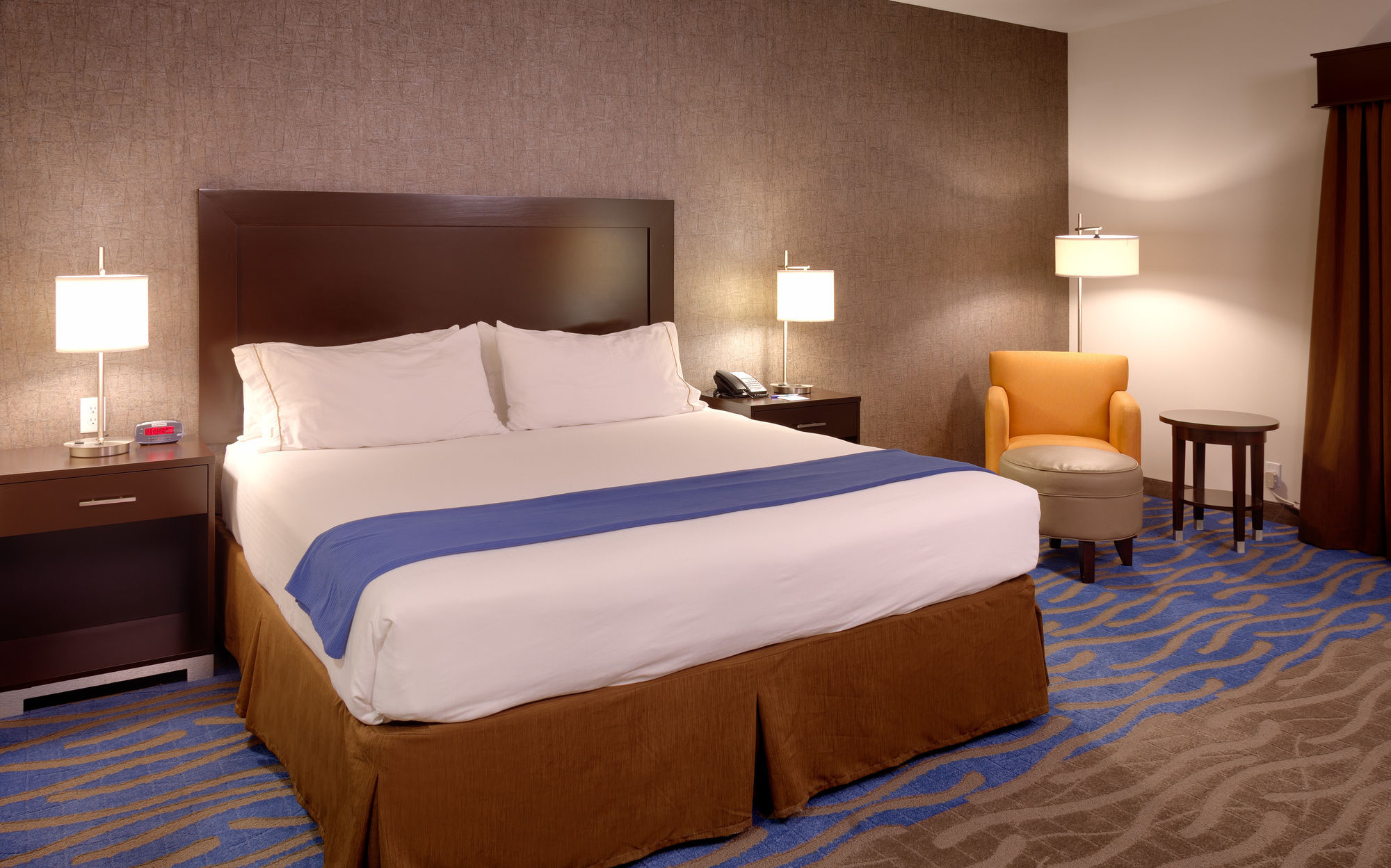 Фото Holiday Inn Express and Suites Overland Park, an Ihg Hotel