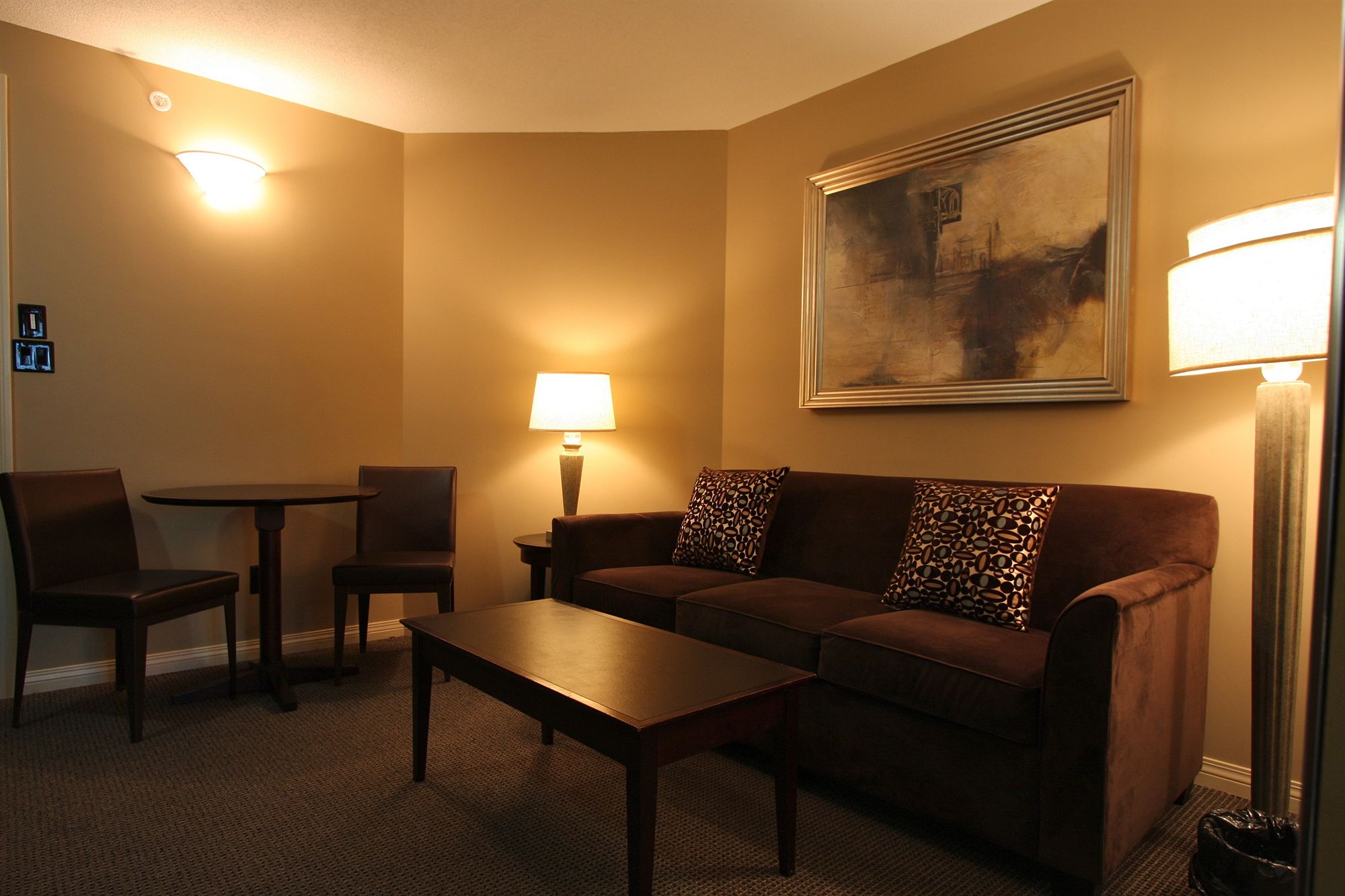 Фото Rosedale on Robson Suite Hotel