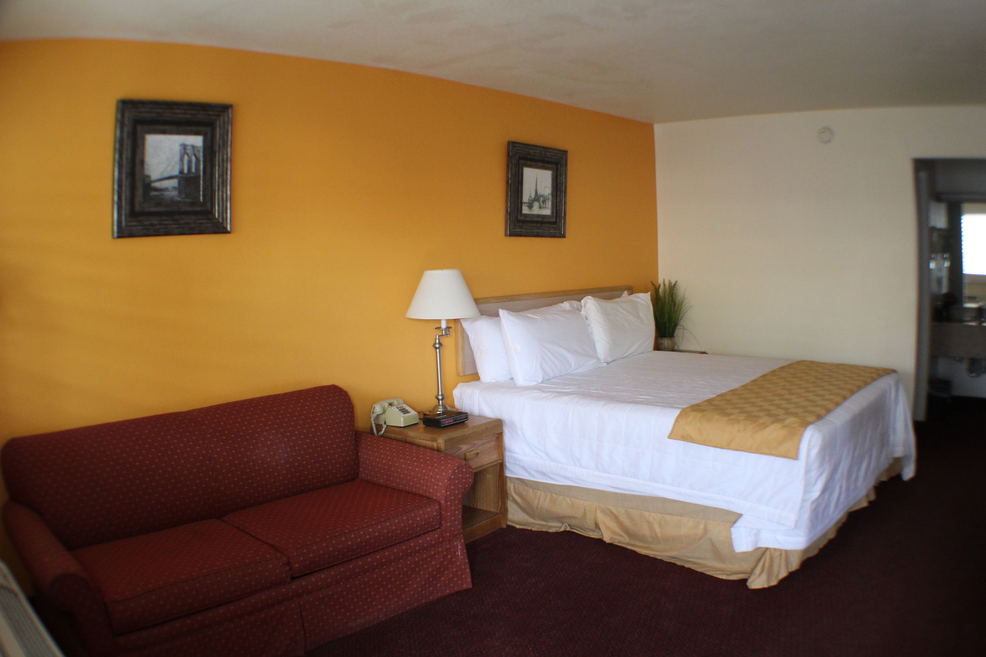 Фото Ramada by Wyndham Kingman