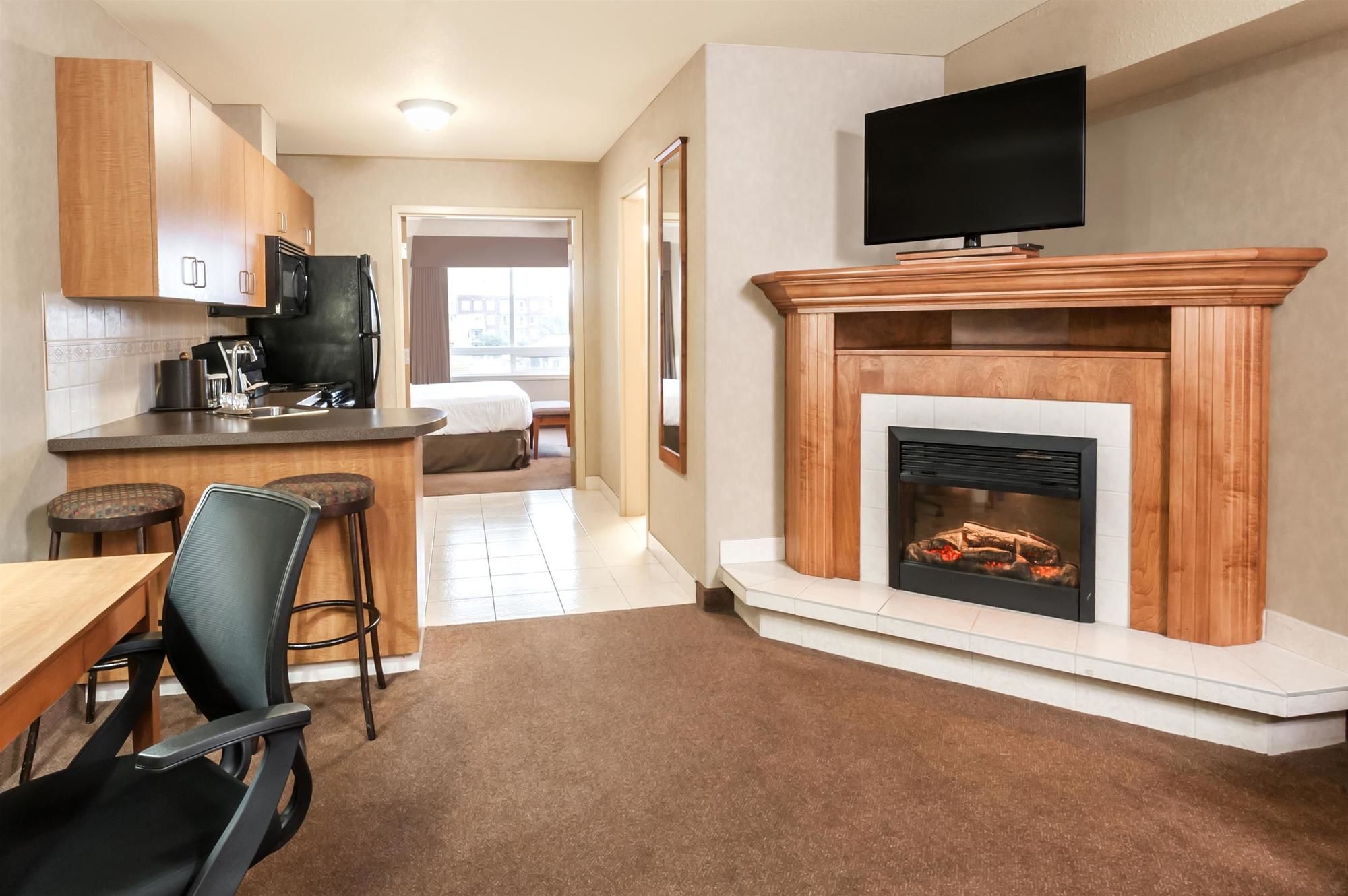 Фото Ramada by Wyndham Airdrie Hotel and Suites