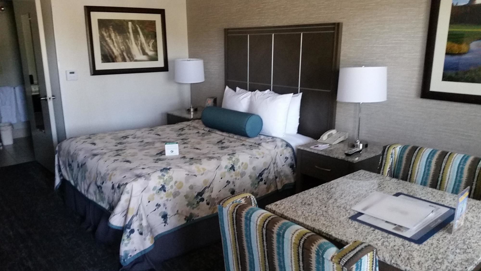 Фото Best Western Plus Hilltop Inn