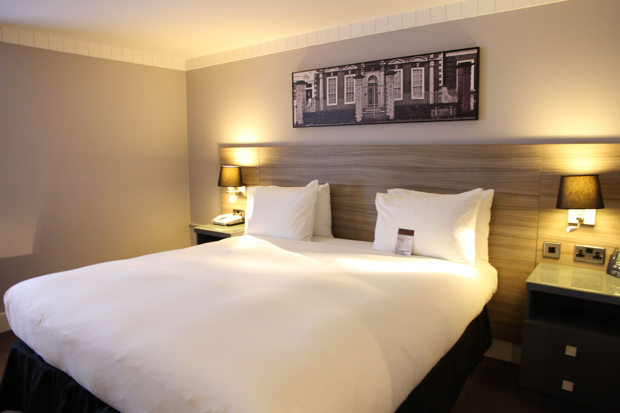 Фото DoubleTree by Hilton Bristol City Centre